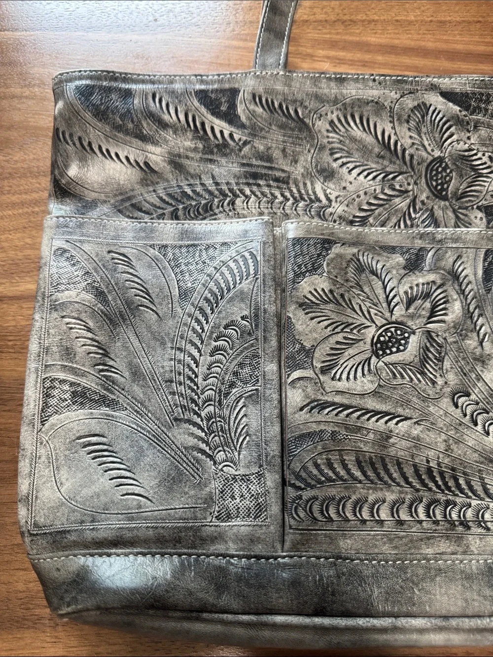 Leaders in leather bag - Picture 2 of 13